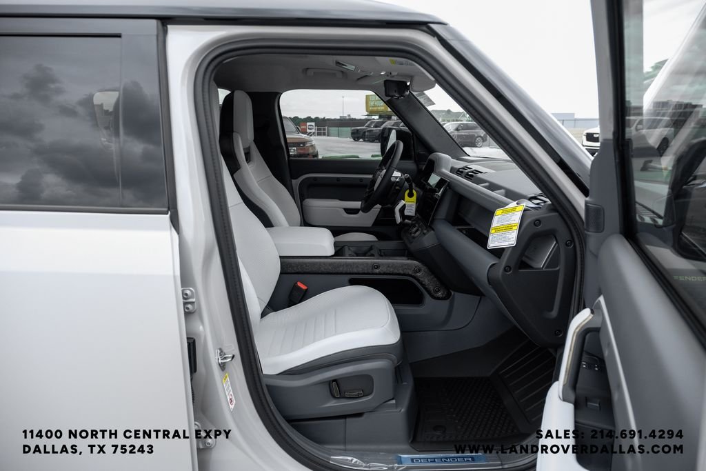 New 2026 Borasco Grey Metallic Land Rover OCTA image 39