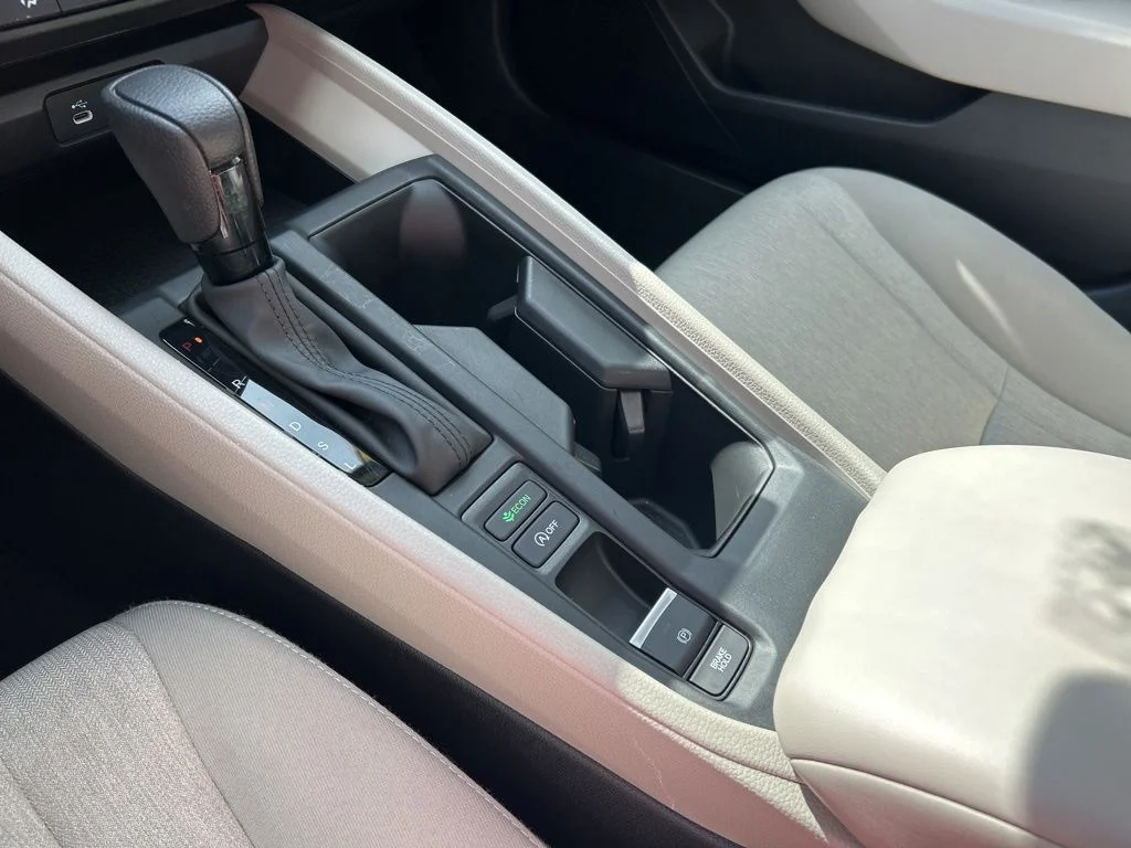 Used 2025 Platinum White Pearl Honda SE image 33