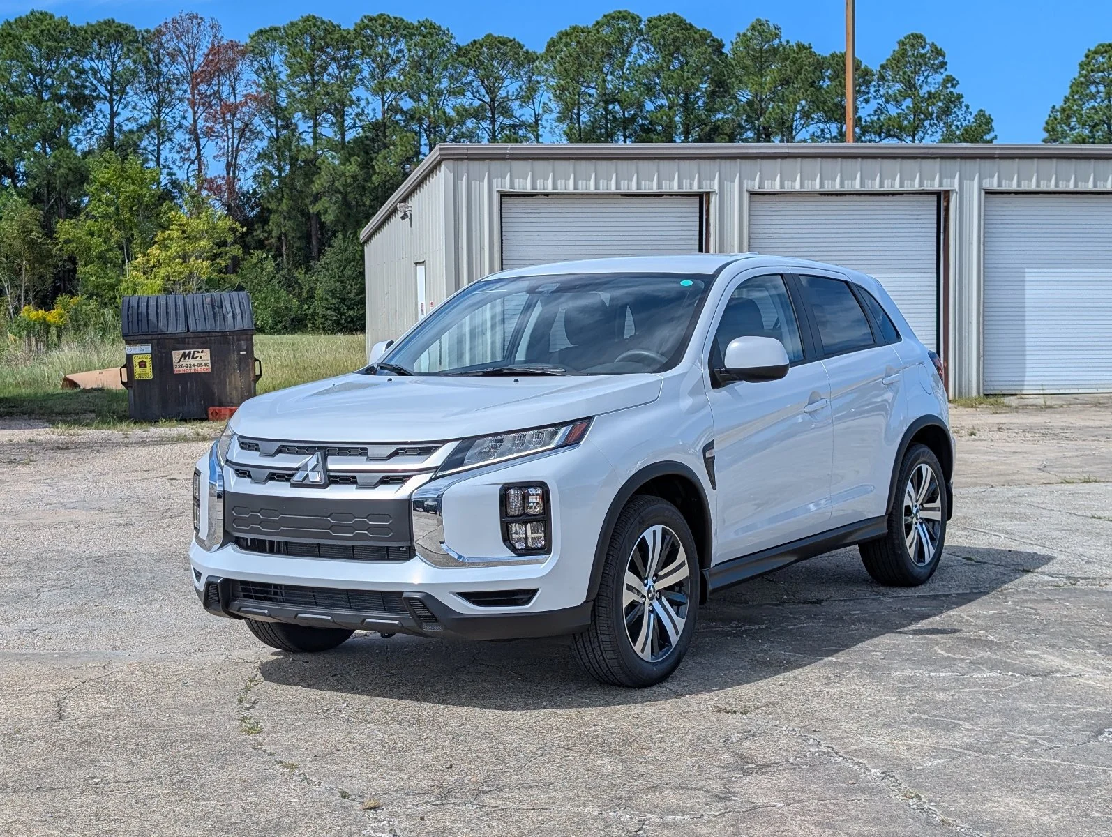 New 2027 White Mitsubishi 2.0 ES image 1