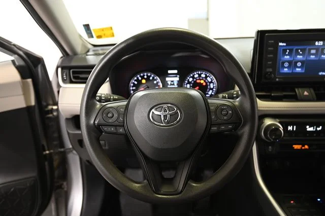 Used 2021 Silver Toyota XLE image 4