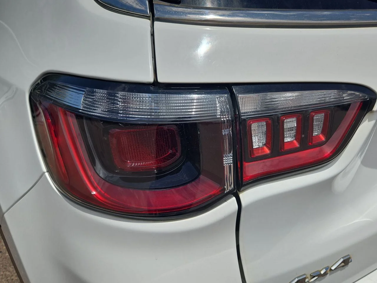 Used 2023 Bright White Clearcoat Jeep Latitude image 31