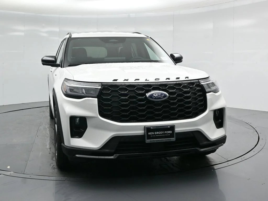 New 2026 Star White Metallic Tri-Coat Ford ST-Line image 54