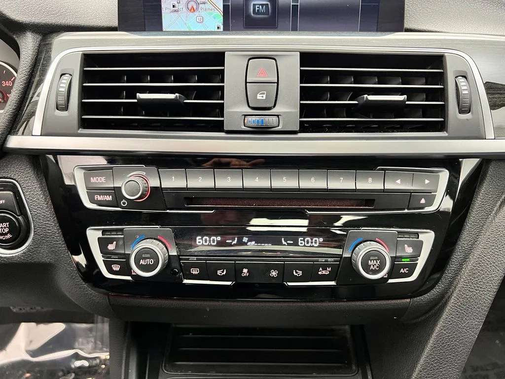 Used 2018 White Metallic BMW 320i xDrive image 13