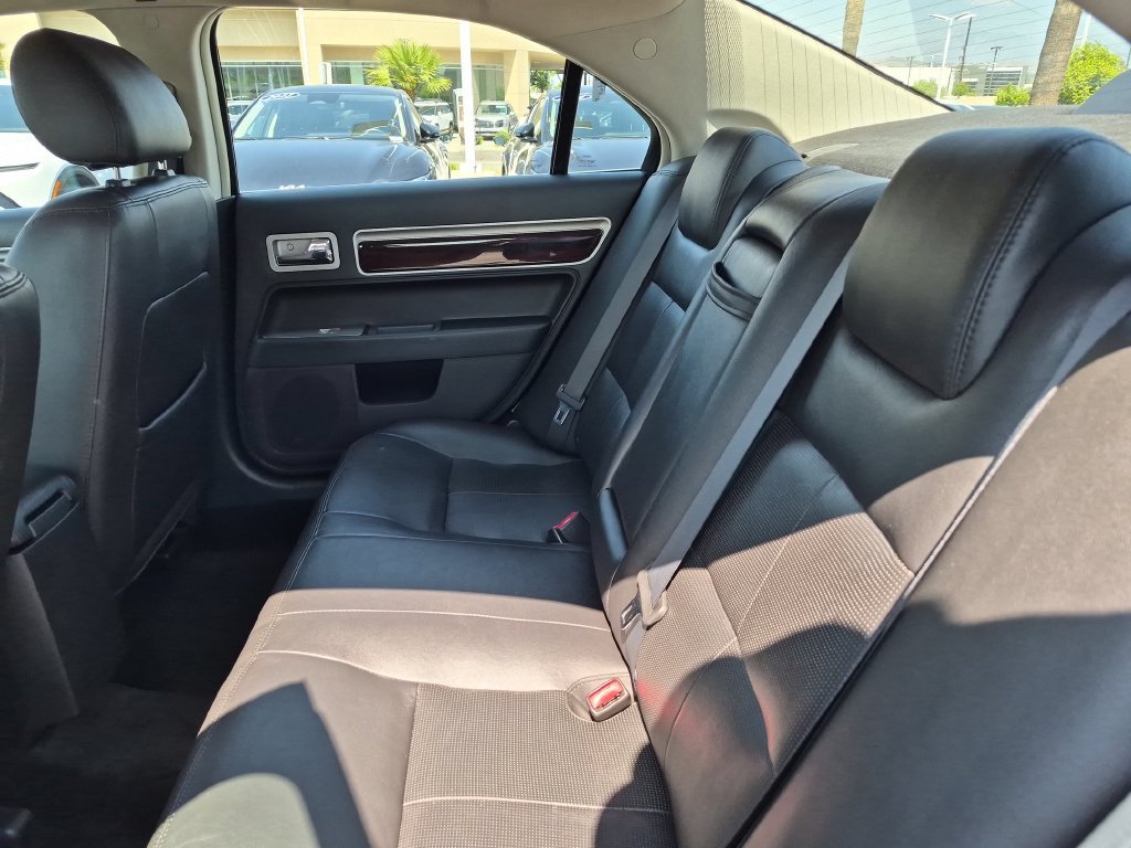 Used 2008 Black Lincoln Base image 27