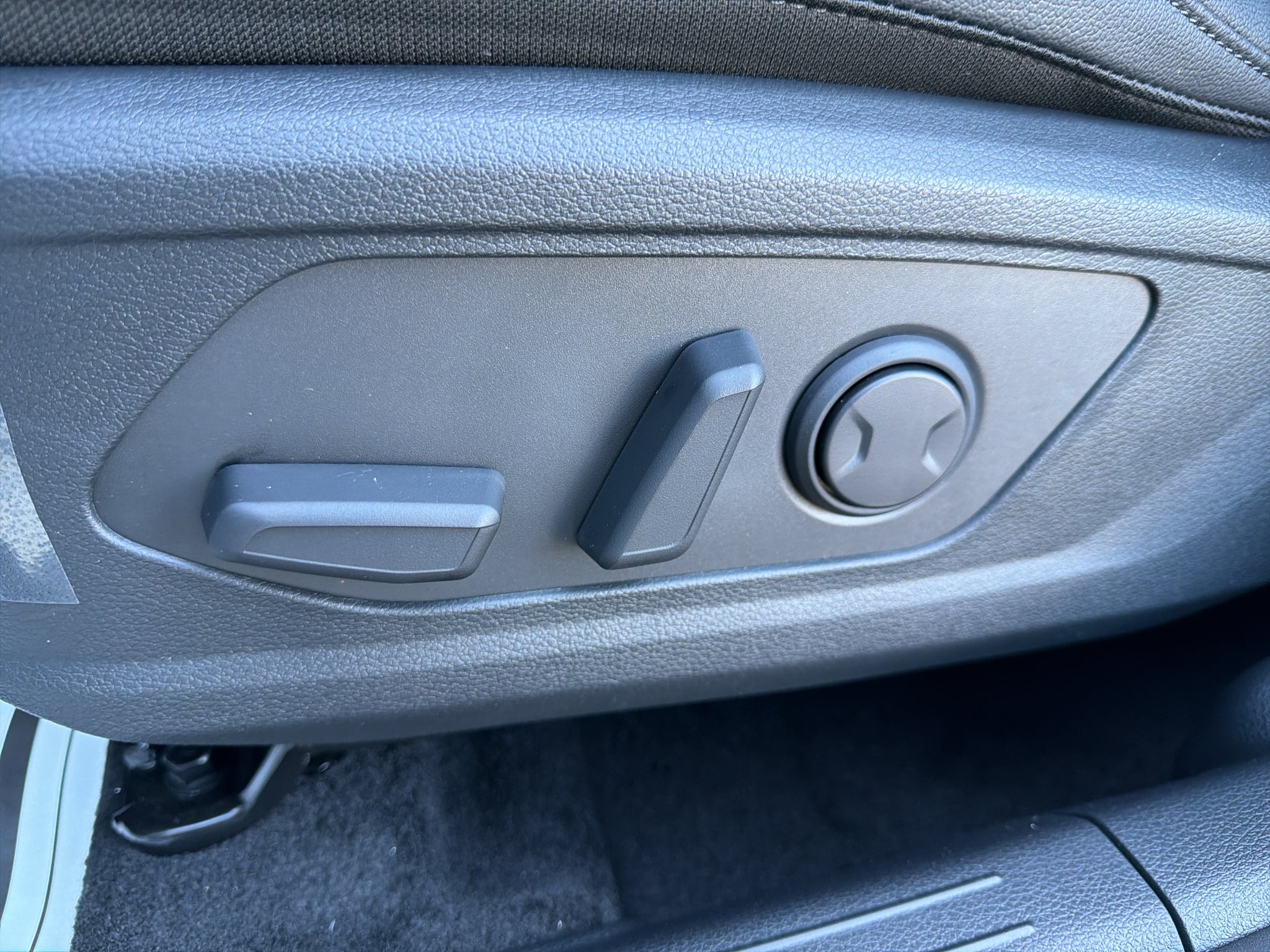 New 2027 Snow White Pearl Kia X-Line image 18