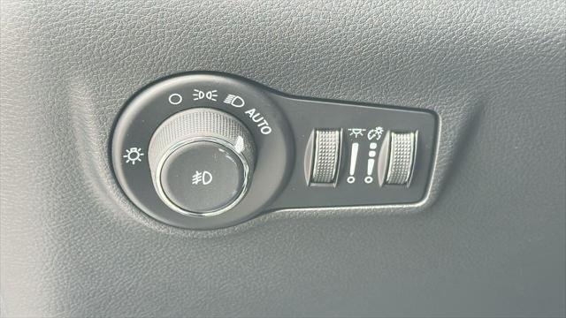 New 2026 Bright White Clear-Coat Exterior Paint Jeep Latitude image 12