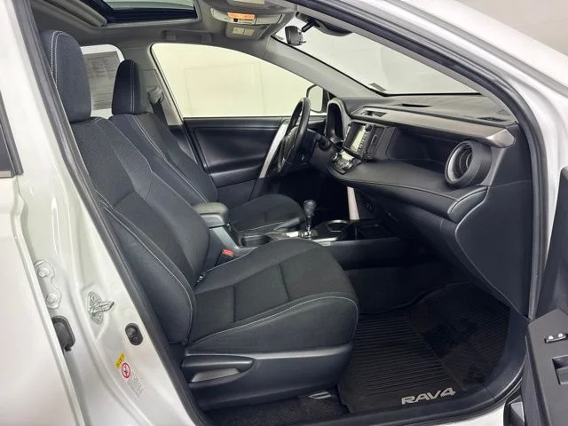 Used 2018 Super White Toyota XLE image 4