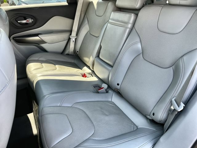 Used 2019  Jeep Limited image 25