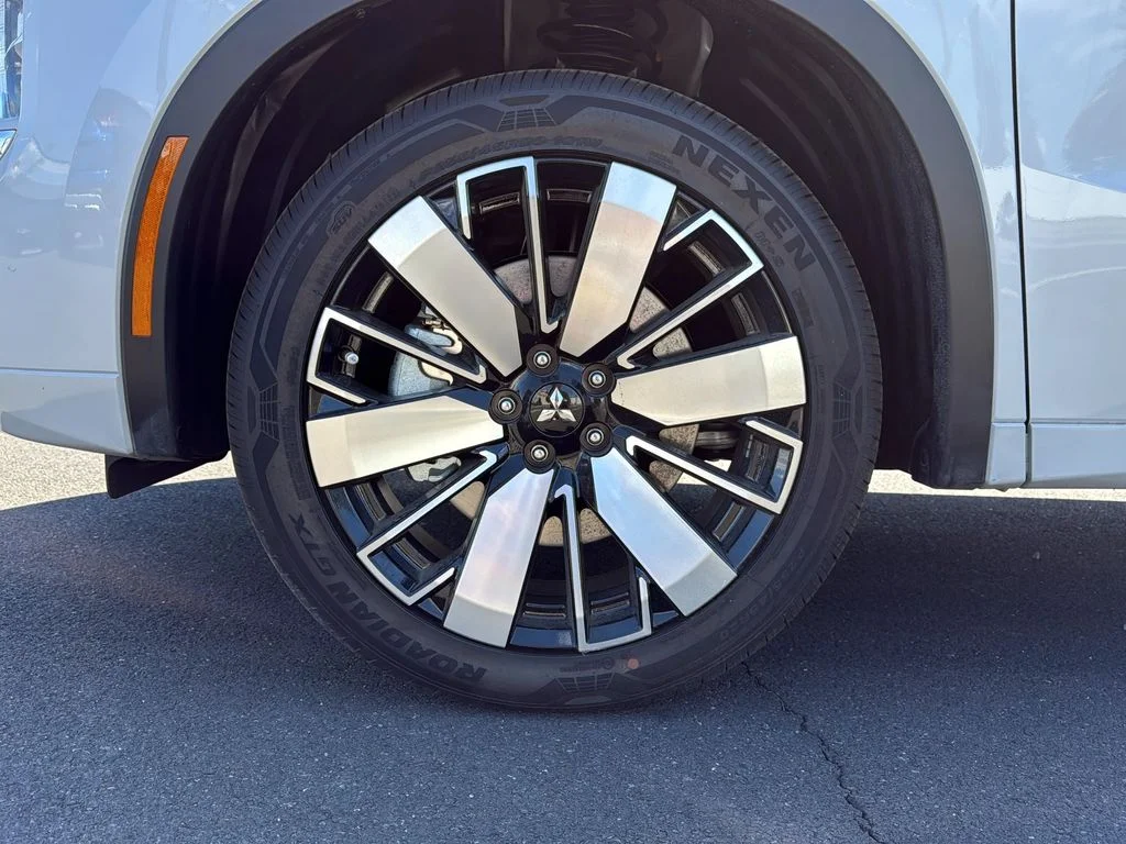 New 2026 White Diamond Mitsubishi SEL image 32