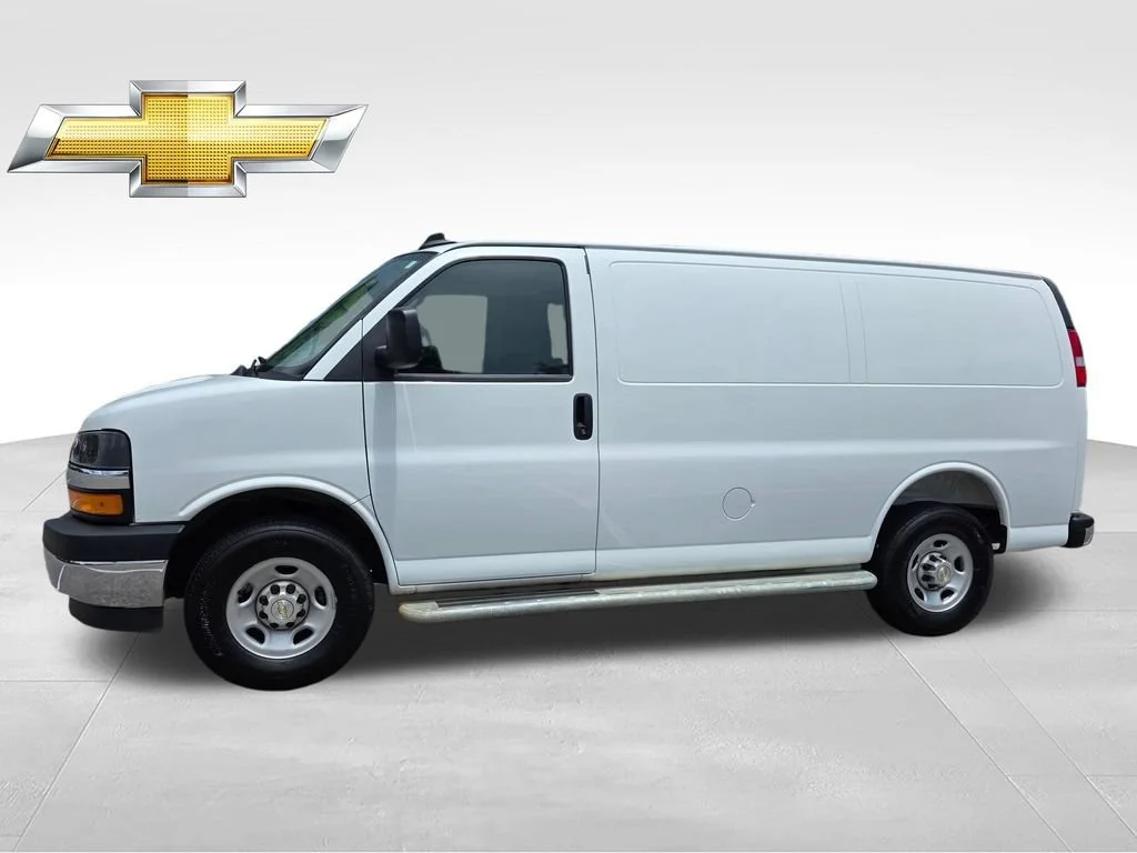 Used 2025 Summit White Chevrolet WT image 3