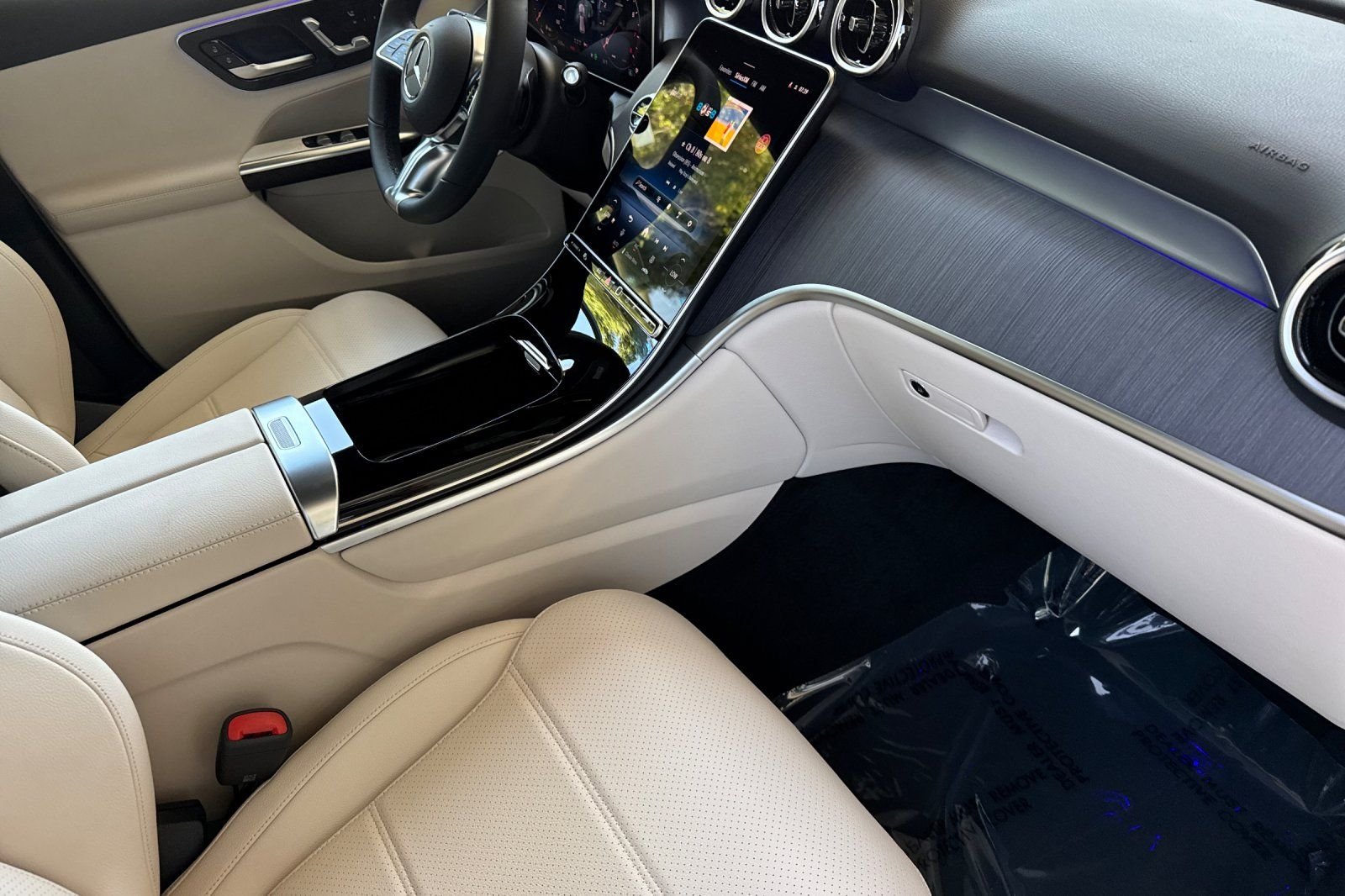 New 2026 Polar White Mercedes-Benz GLC 300 image 9