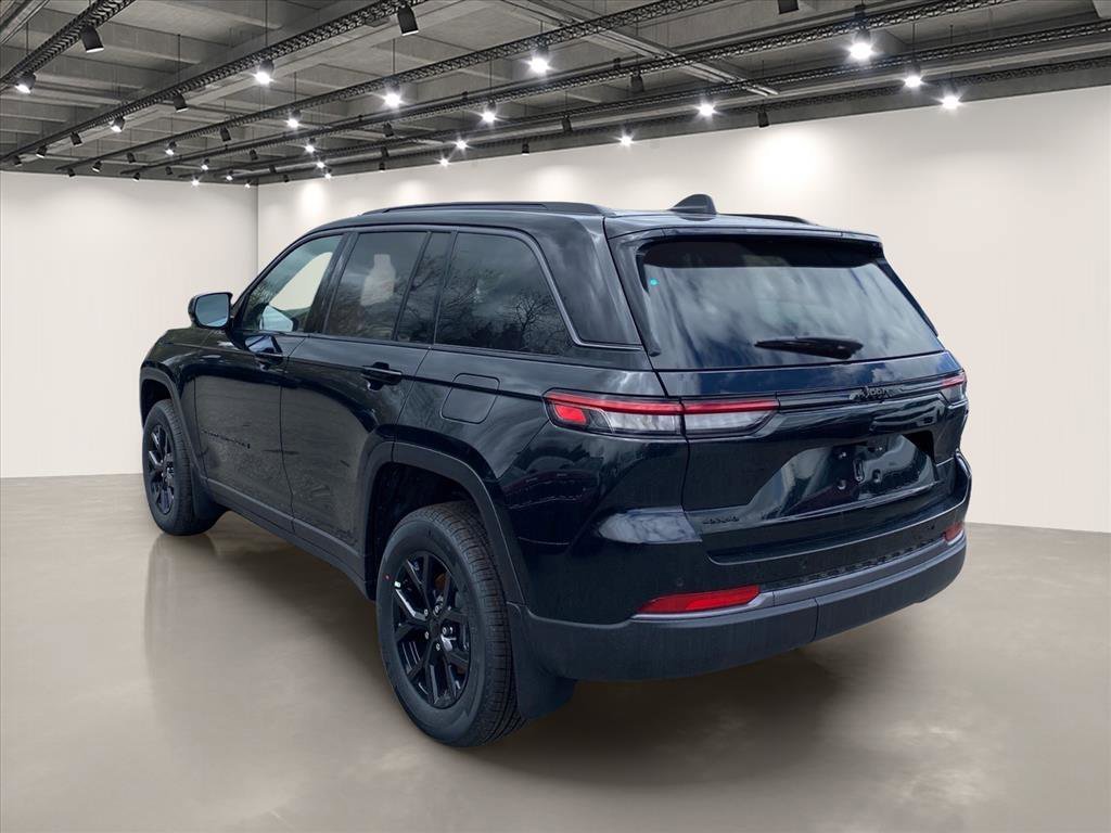 New 2026 Diamond Black Crystal Pearl-Coat Exterior Paint Jeep Altitude image 3