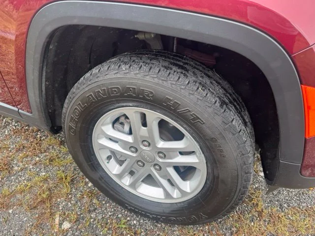Used 2023 Red Jeep Laredo image 11