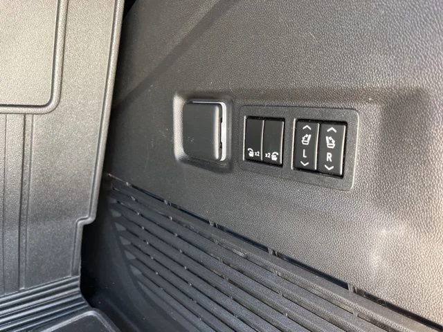 Used 2022 White GMC Denali image 50