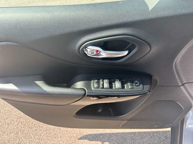 Used 2020 Silver Jeep Latitude Plus image 15