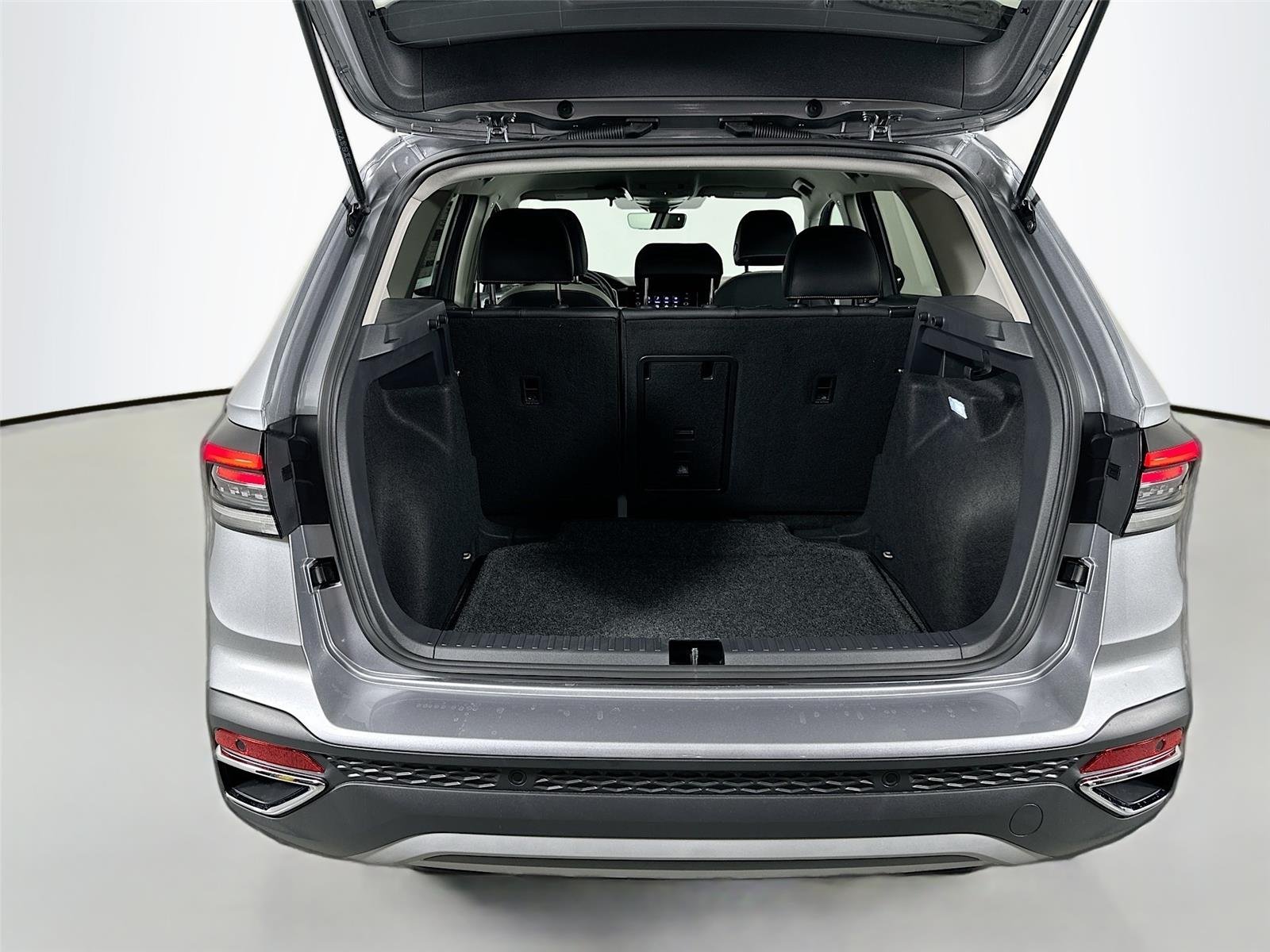 Used 2025 Pyrite Silver Metallic Volkswagen SE image 24