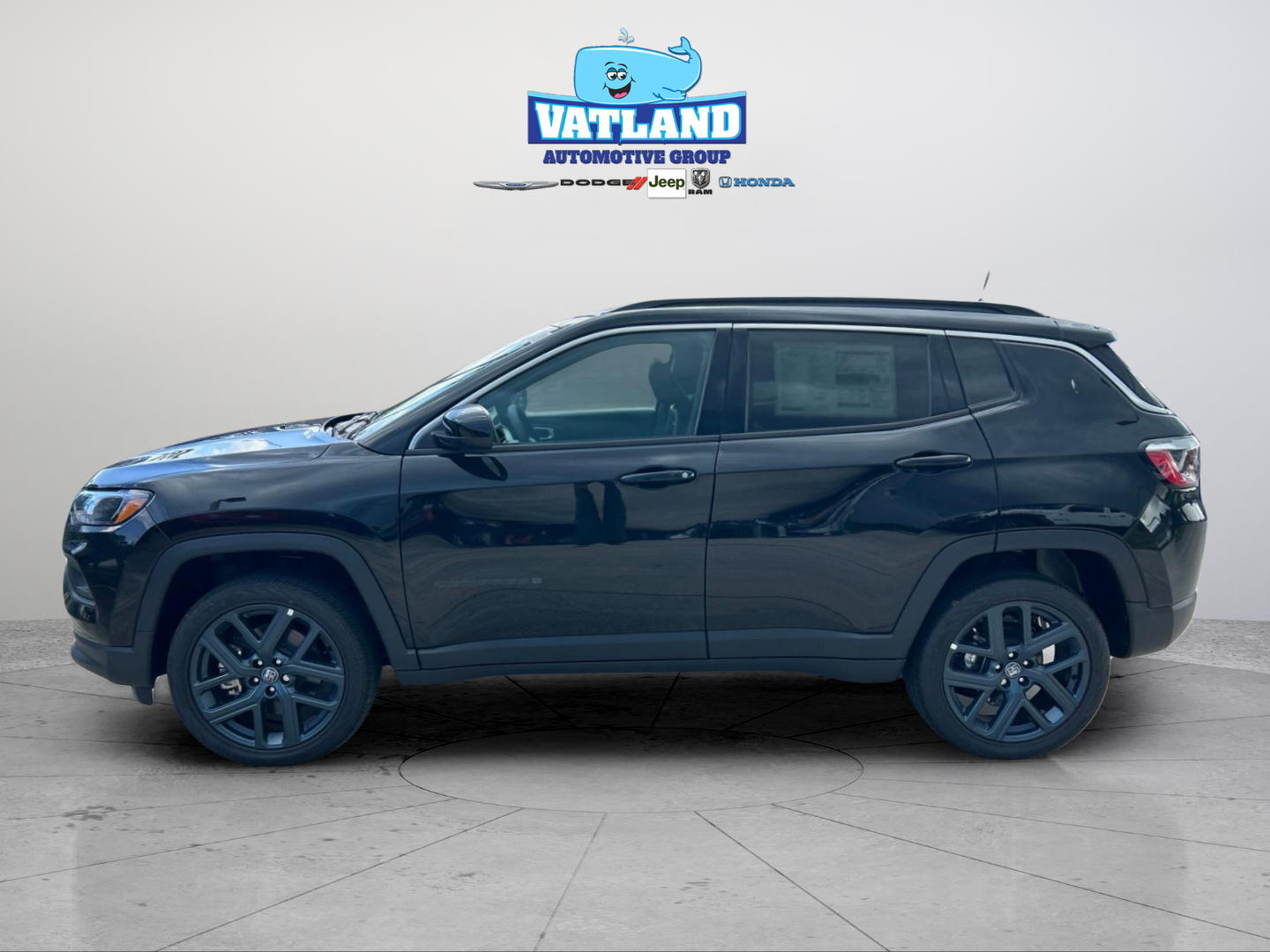New 2026 Diamond Black Crystal Pearl-Coat Exterior Paint Jeep Latitude image 2