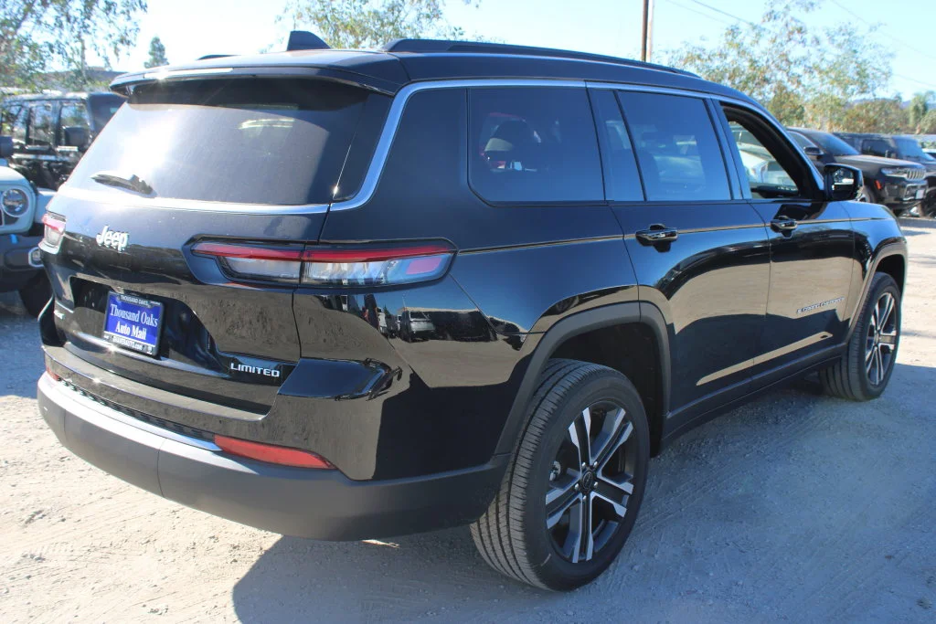 New 2027 High-Gloss Black Paint Jeep Limited image 4