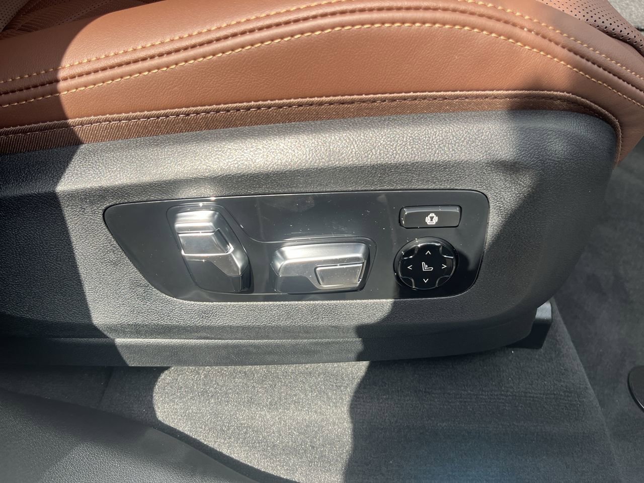 New 2026 Mineral White Metallic BMW xDrive40i image 38