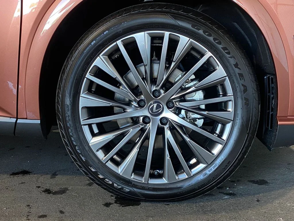 New 2026  Lexus 450h+ Luxury image 4