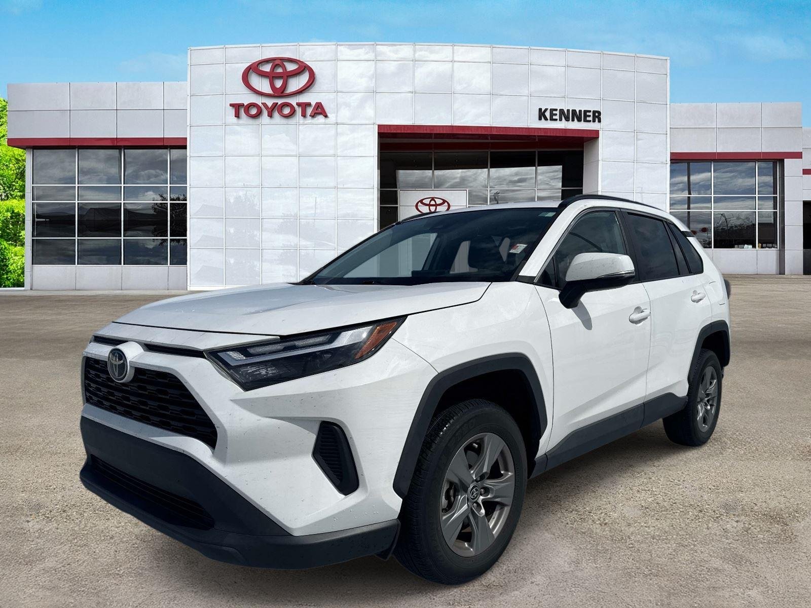 Used 2022 White Toyota XLE image 3