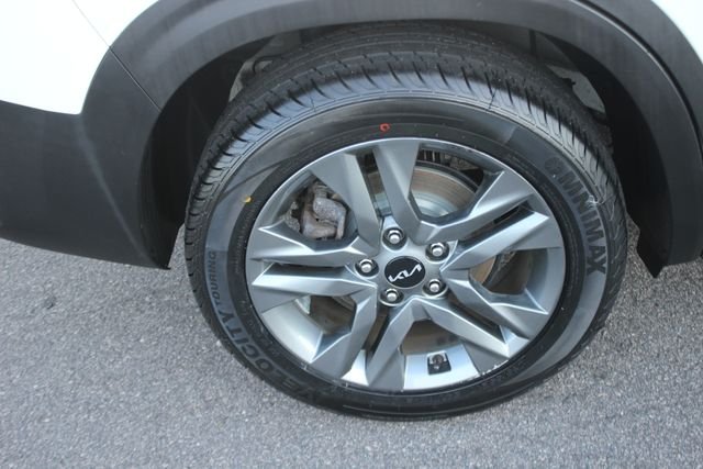 Used 2023 White Kia S image 35