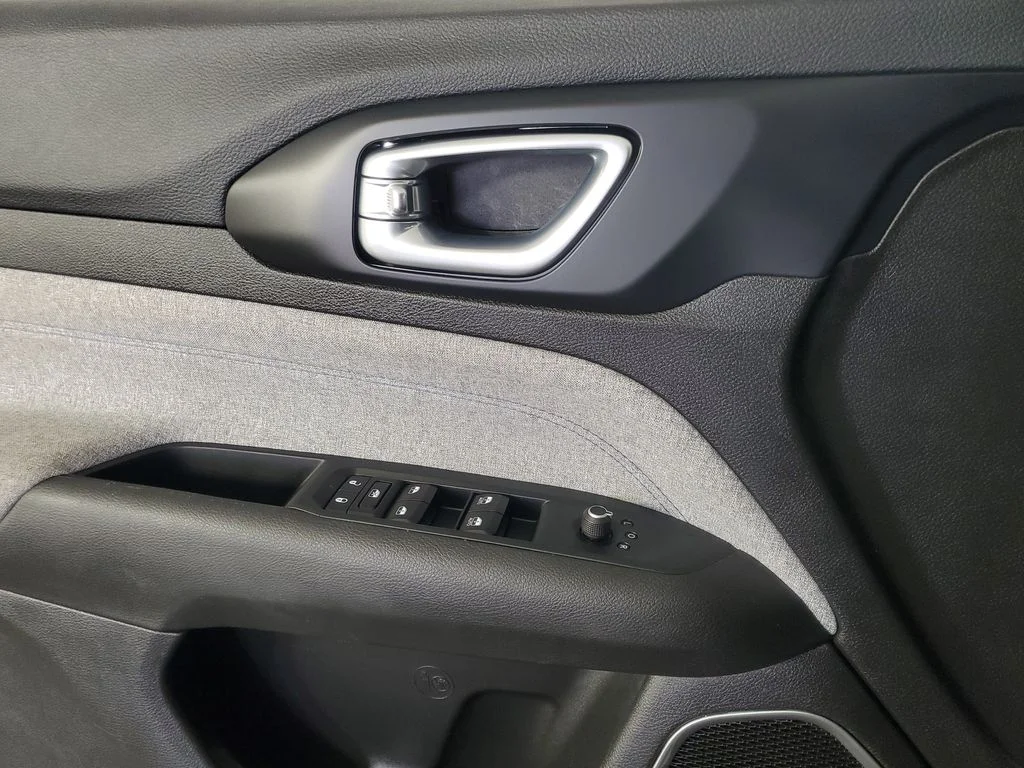 Used 2025 White Jeep Latitude image 29