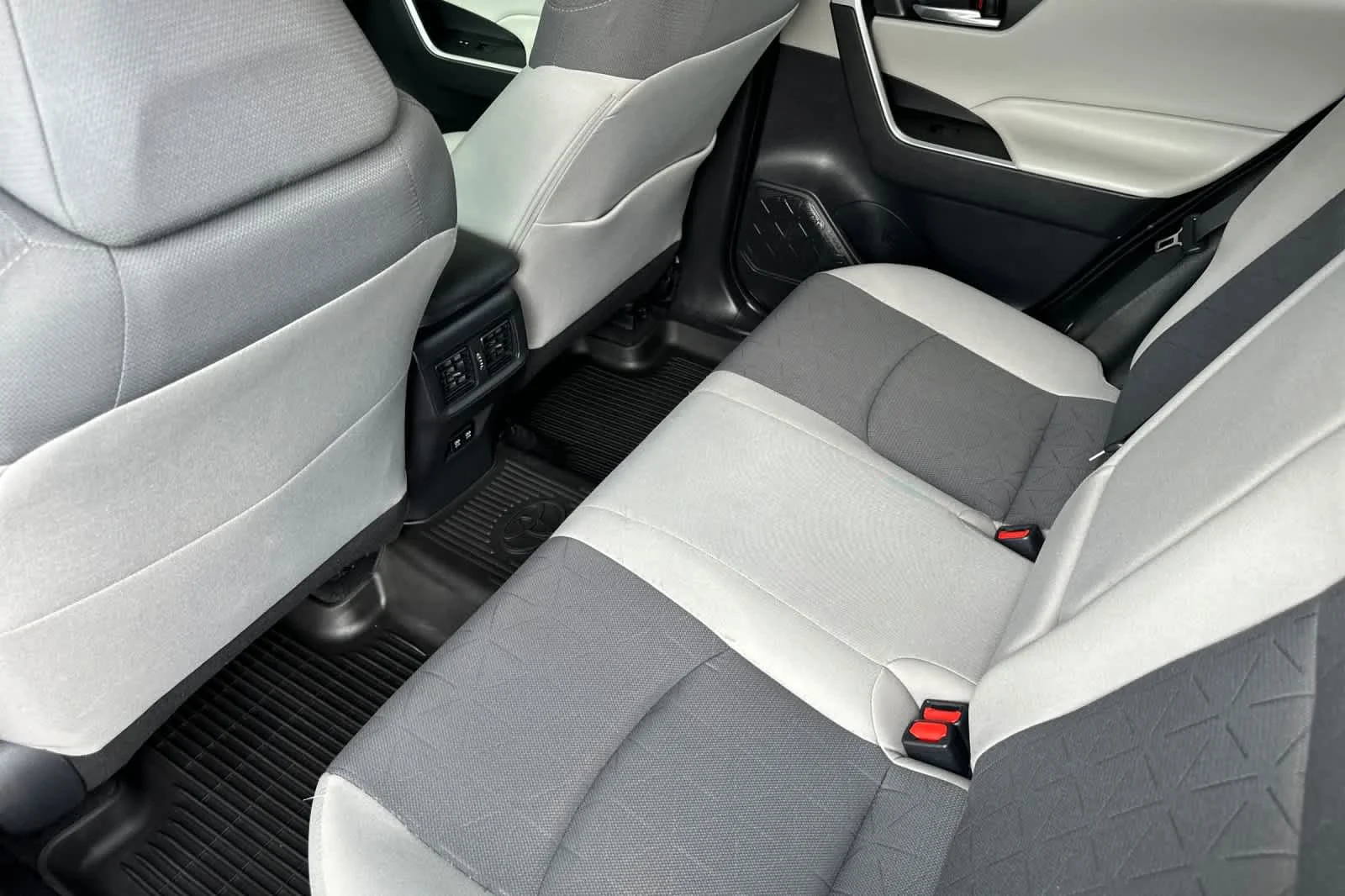 Used 2021 Magnetic Gray Metallic Toyota Hybrid XLE image 4