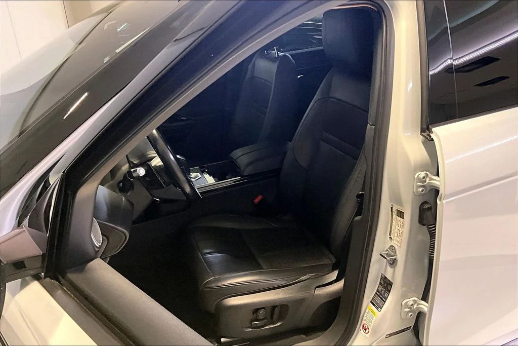 Used 2020 White Land Rover R-Dynamic HSE image 27