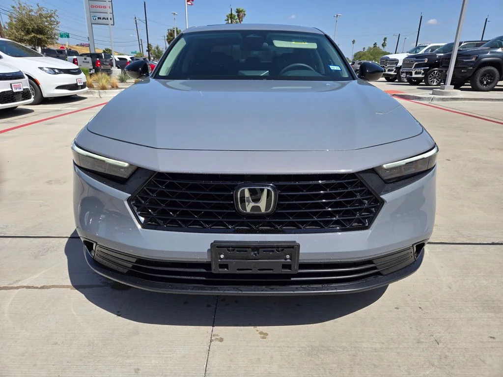Used 2025 White Honda SE image 8