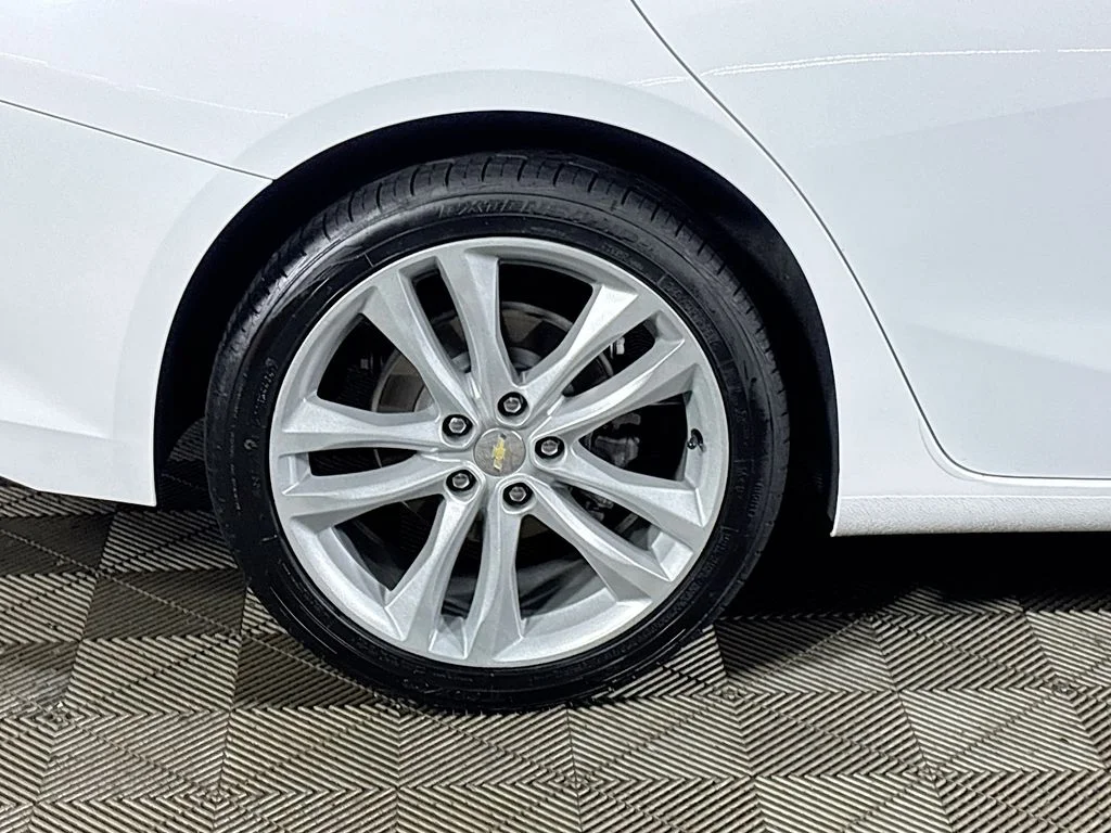 Used 2022 White Chevrolet LT image 22