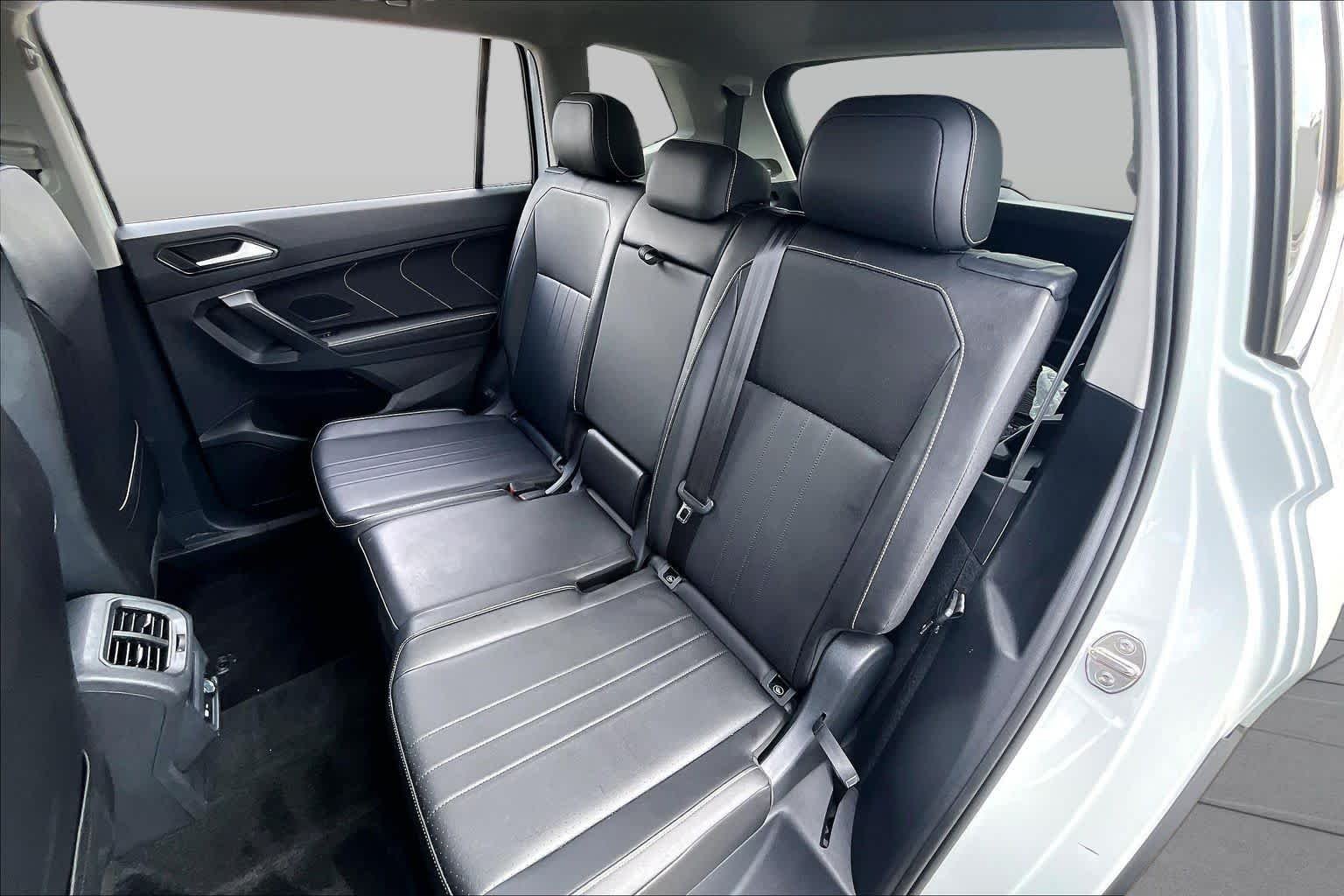 Used 2024 Pure White Volkswagen SE image 19