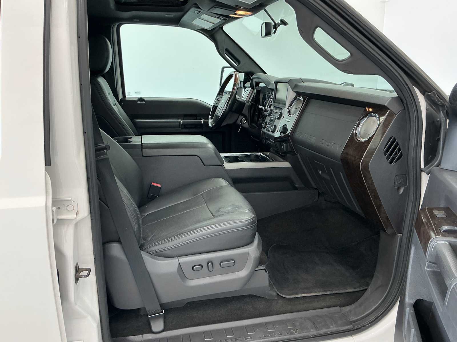 Used 2016 White Platinum Metallic Tri-Coat Ford Platinum image 11