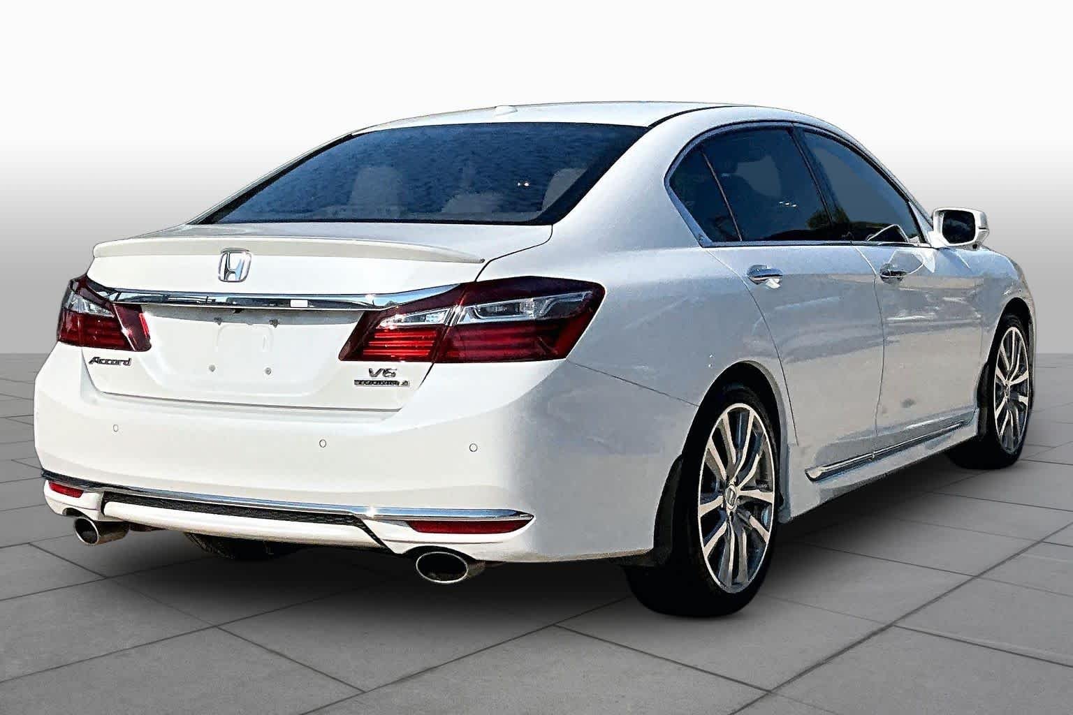 Used 2017 White Orchid Pearl Honda Touring image 13