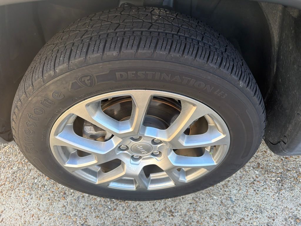 Used 2022 Silver Jeep Latitude Lux image 8