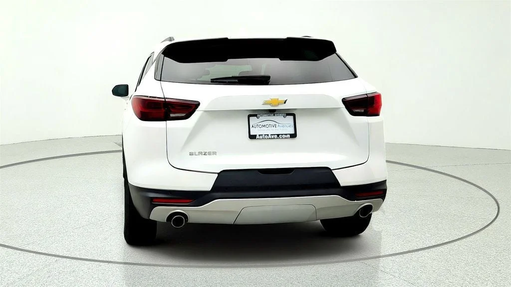 Used 2024 Summit White Chevrolet FWD 4dr 2LT Cloth w/ Convenience & Driver Confidence Pkgs image 6