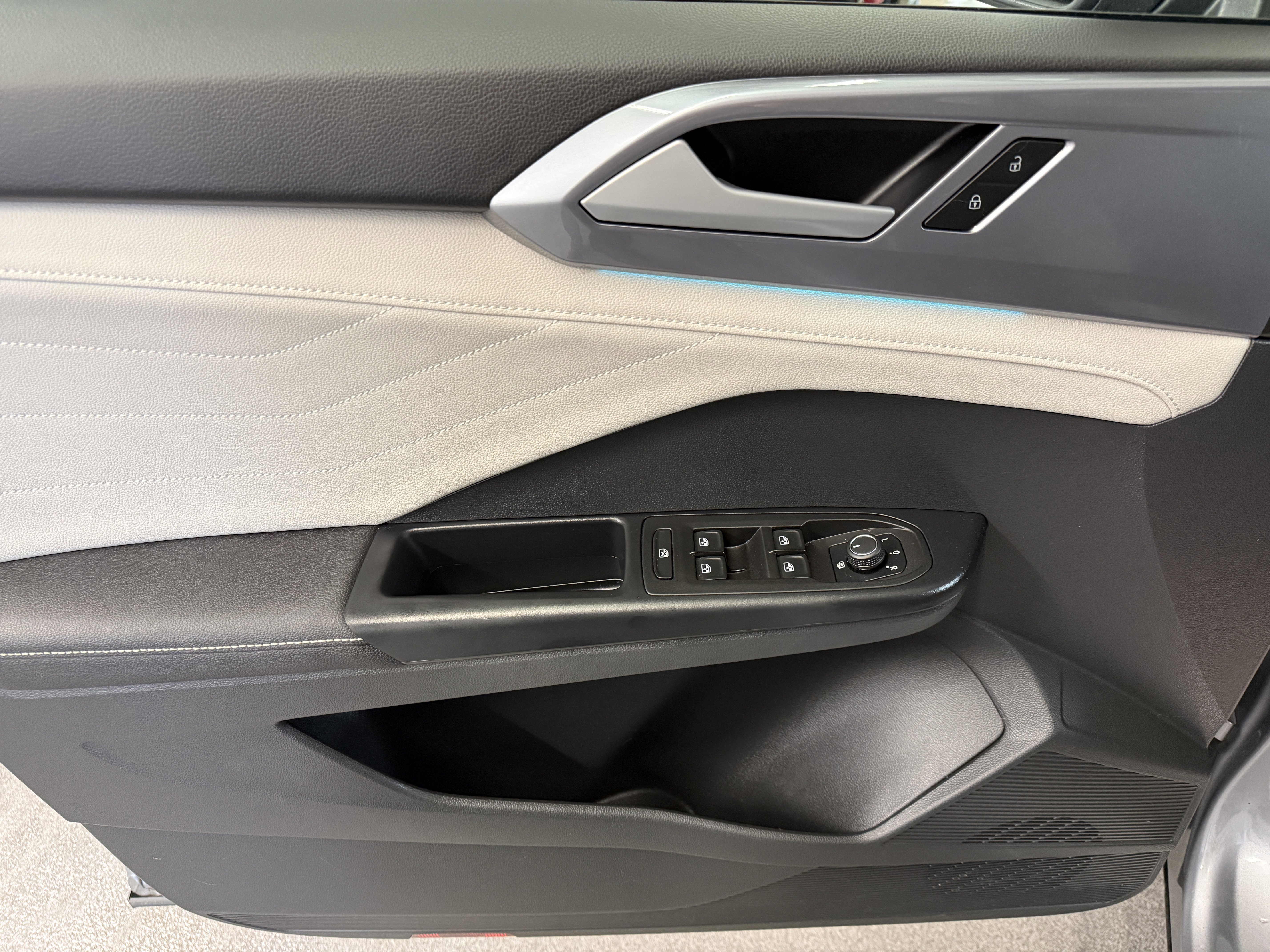 2025 Volkswagen Taos SEL - Photo 11