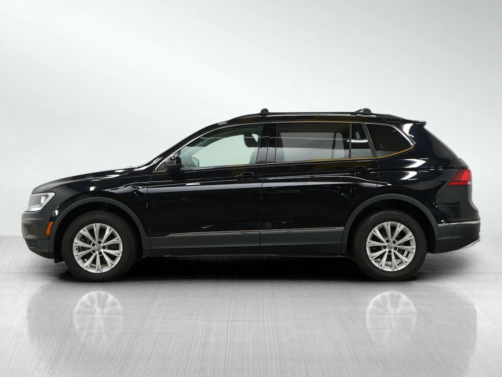 Used 2018 Volkswagen Tiguan SE with VIN 3VV2B7AX6JM108968 for sale in Burnsville, Minnesota