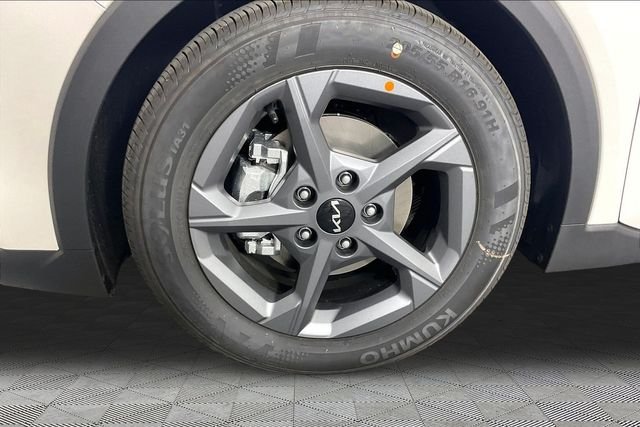 New 2026 Snow White Pearl Kia LXS image 13