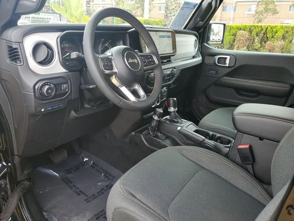 Used 2024  Jeep Sahara image 19