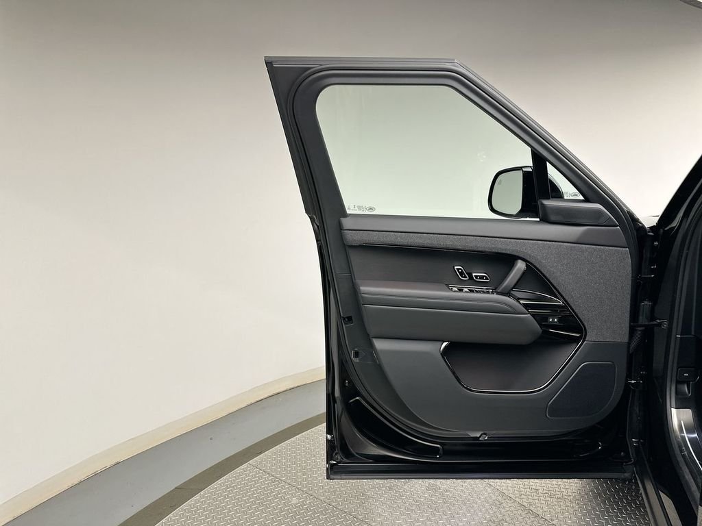 New 2027 Santorini Black Land Rover Dynamic SE image 9
