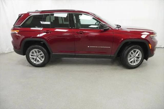 New 2026 Velvet Red Pearl-Coat Exterior Paint Jeep Laredo X image 9