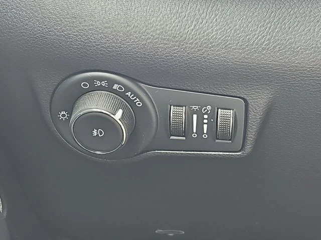 Used 2022 Red Jeep Latitude image 19