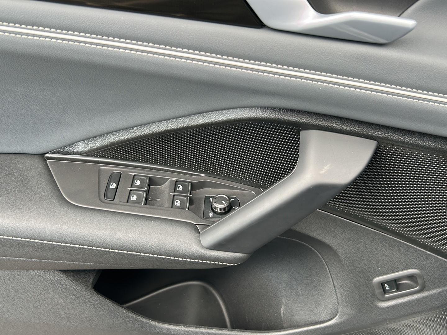 Certified Used 2025  Volkswagen  image 9