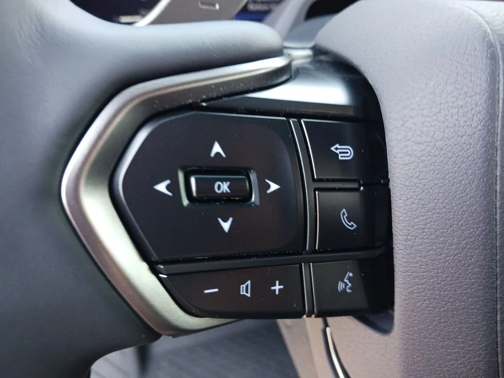 Used 2025  Lexus 550 Luxury image 34
