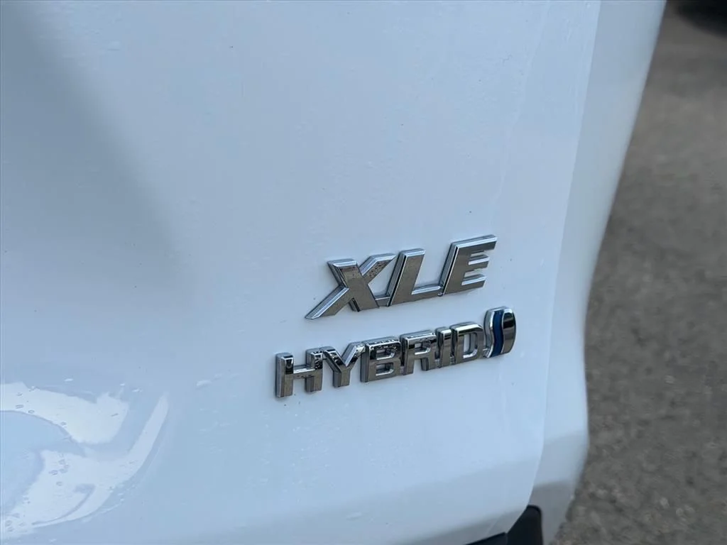 Used 2024 White Toyota XLE image 27