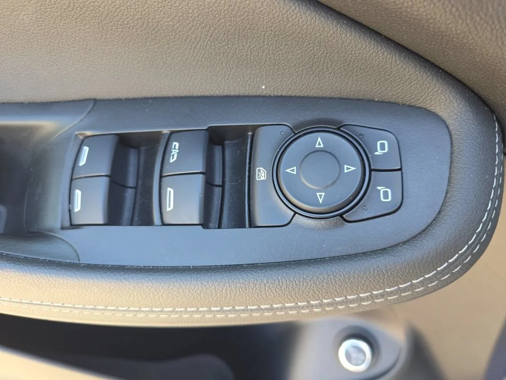 Certified Used 2023 White Frost Tricoat Buick Select image 29
