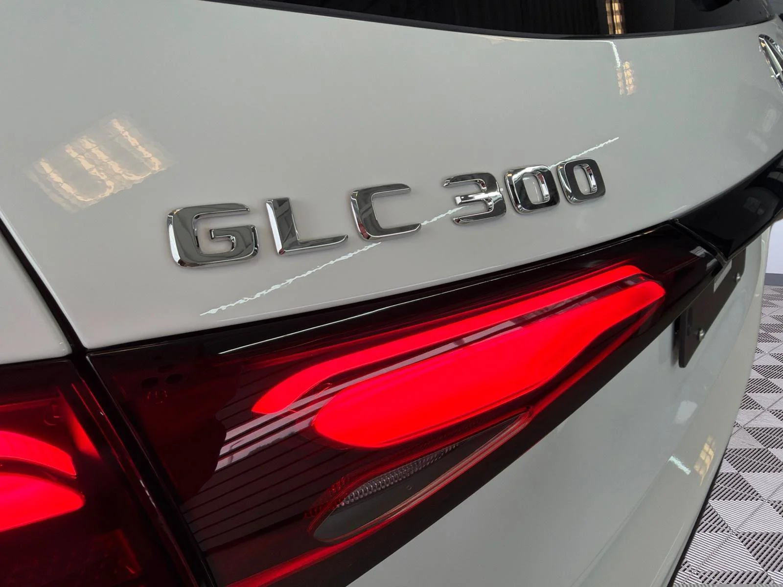 Used 2026 White Mercedes-Benz GLC 300 image 33