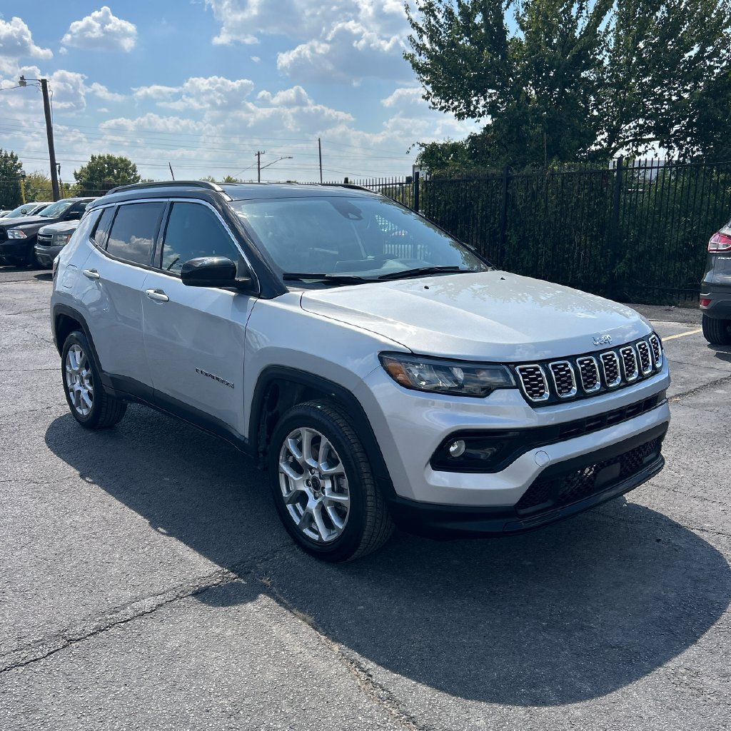 Used 2025 Silver Zynith Metallic Clearcoat Jeep Limited image 2