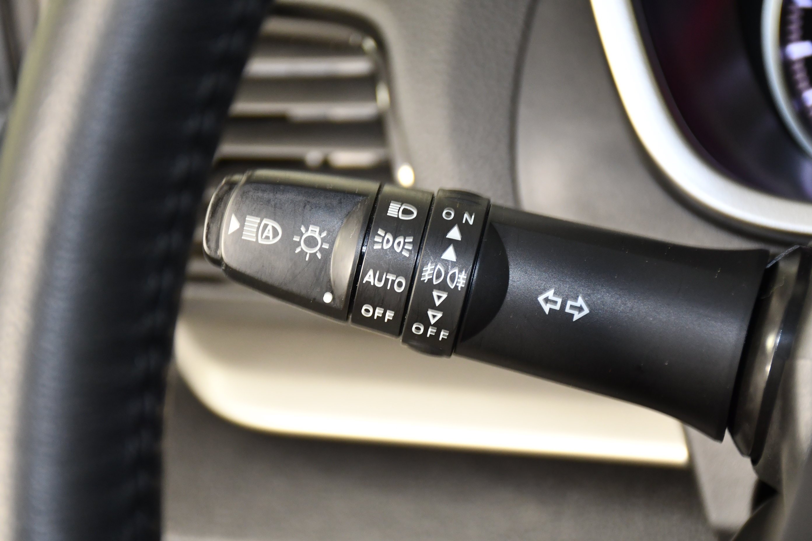 Used 2023 White Diamond Mitsubishi SE image 22